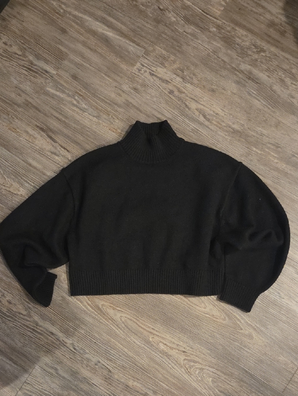 H&M Black Cropped Turtleneck Pullover Sweater